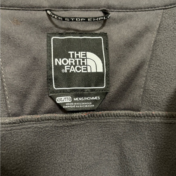 Men’s XXL North Face Jacket, red & black - Picture 3 of 7